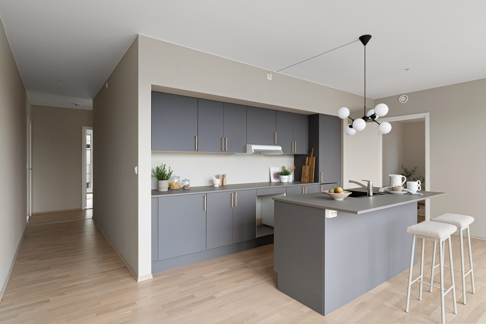 Kjøkkenet er trukket tilbake i egen del. Moderne kjøkkeninnredning med øy-/barløsning. Her har man skapplass til det meste en skulle ha behov for av både kopper og kar. Galleribilde