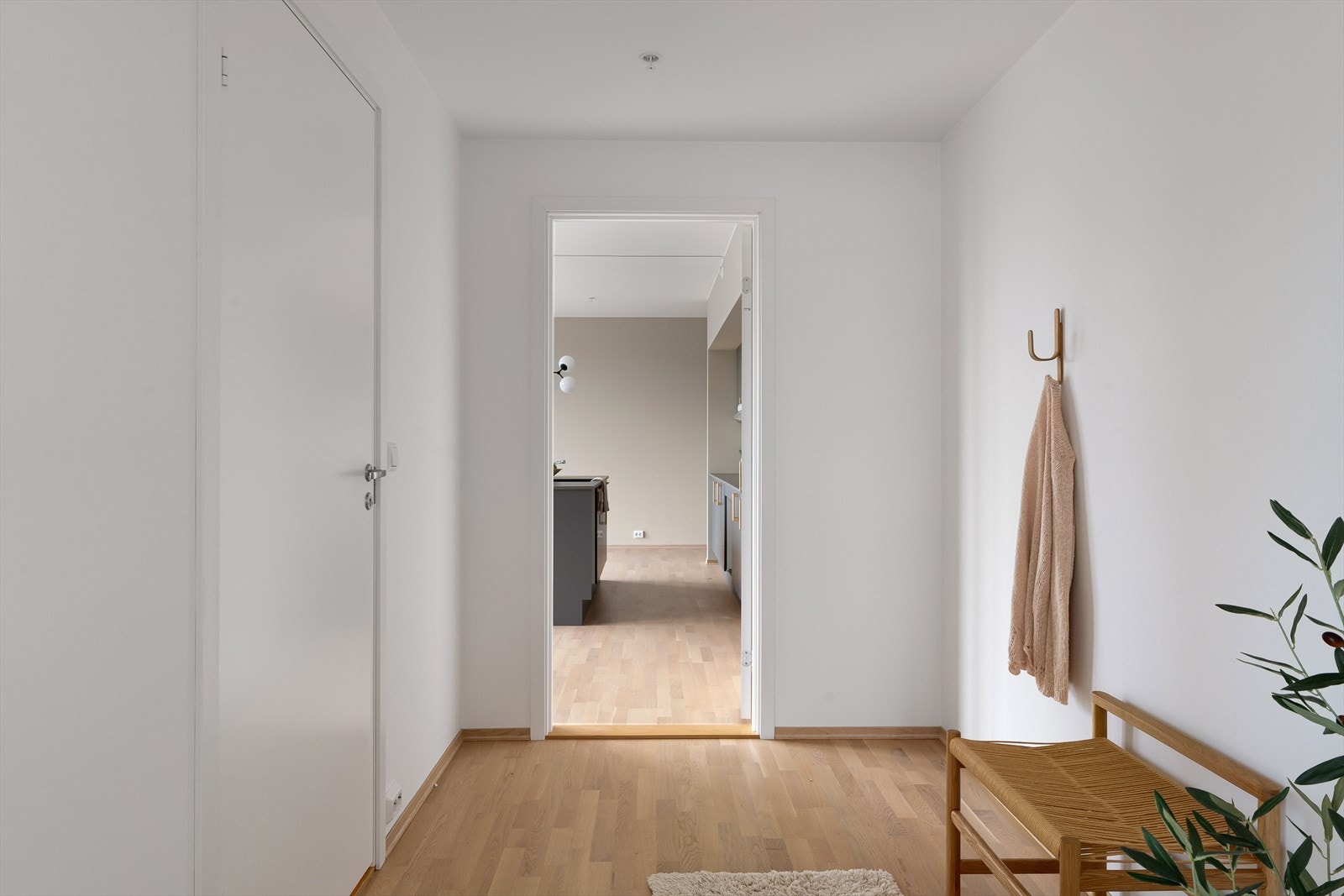 Inngang fra kjøkkenet til gardereroberom, bad og soverom Galleribilde