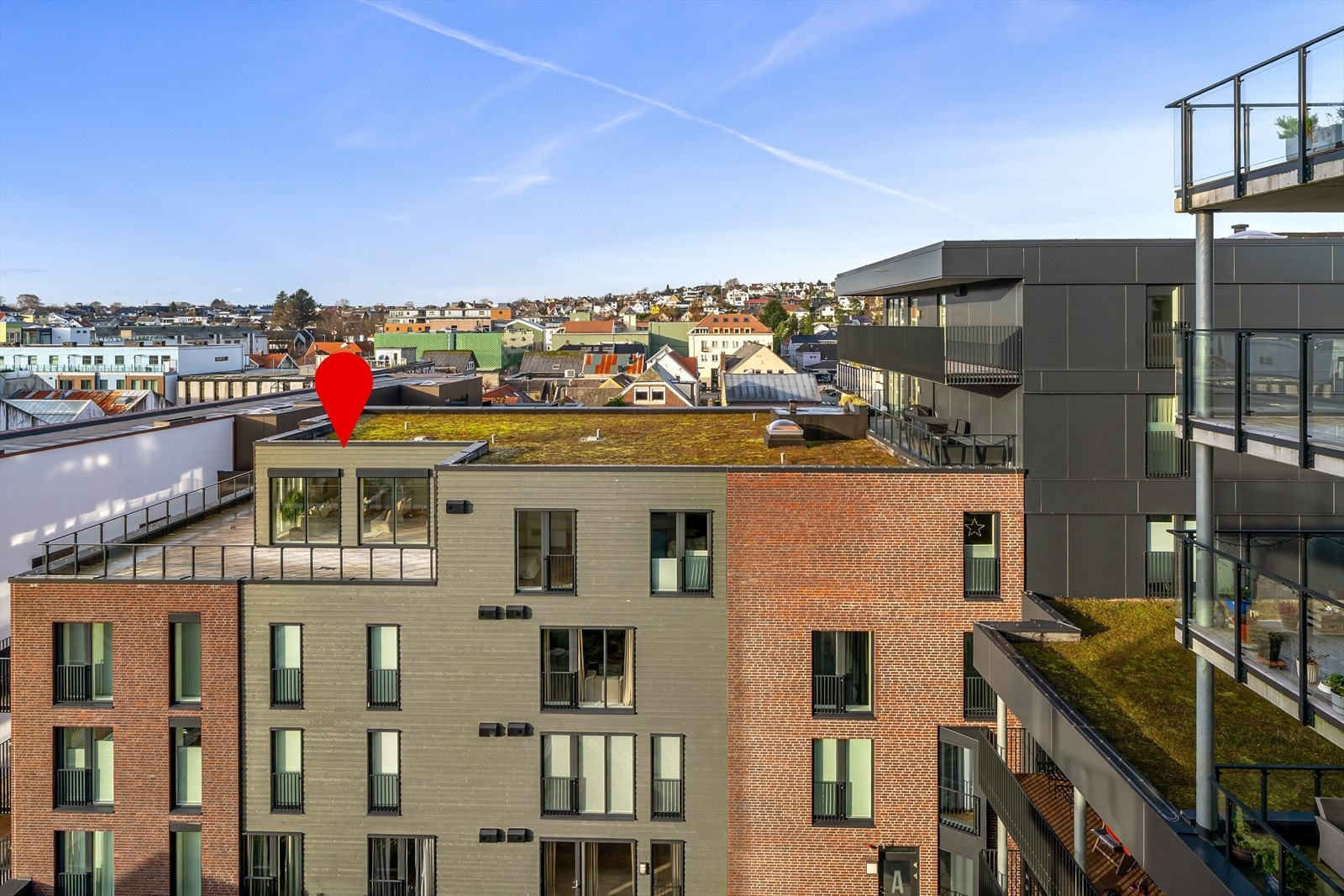 En flott selveierleilighet med en attraktiv og sentral beliggenhet i Sandnes sentrum. Topp- og hjørneleilighet med solrik terrasse på hele 64 kvm. Galleribilde