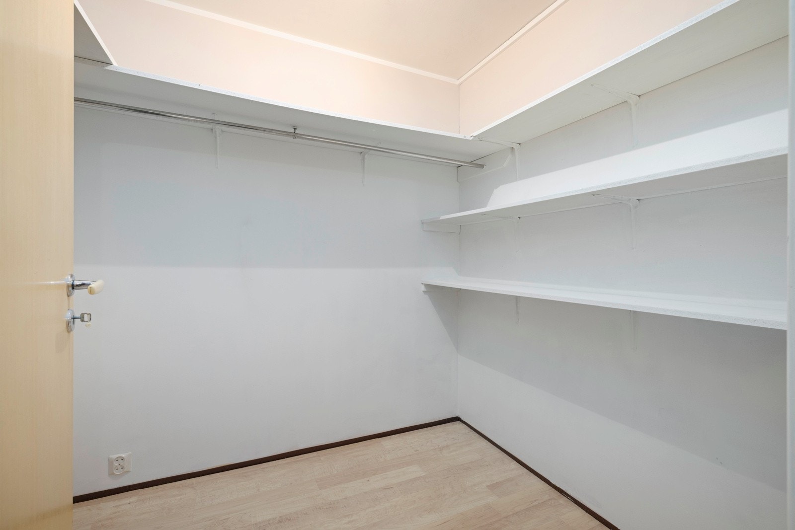 Bod med oppheng for klær, og hyller til oppbevaring Galleribilde