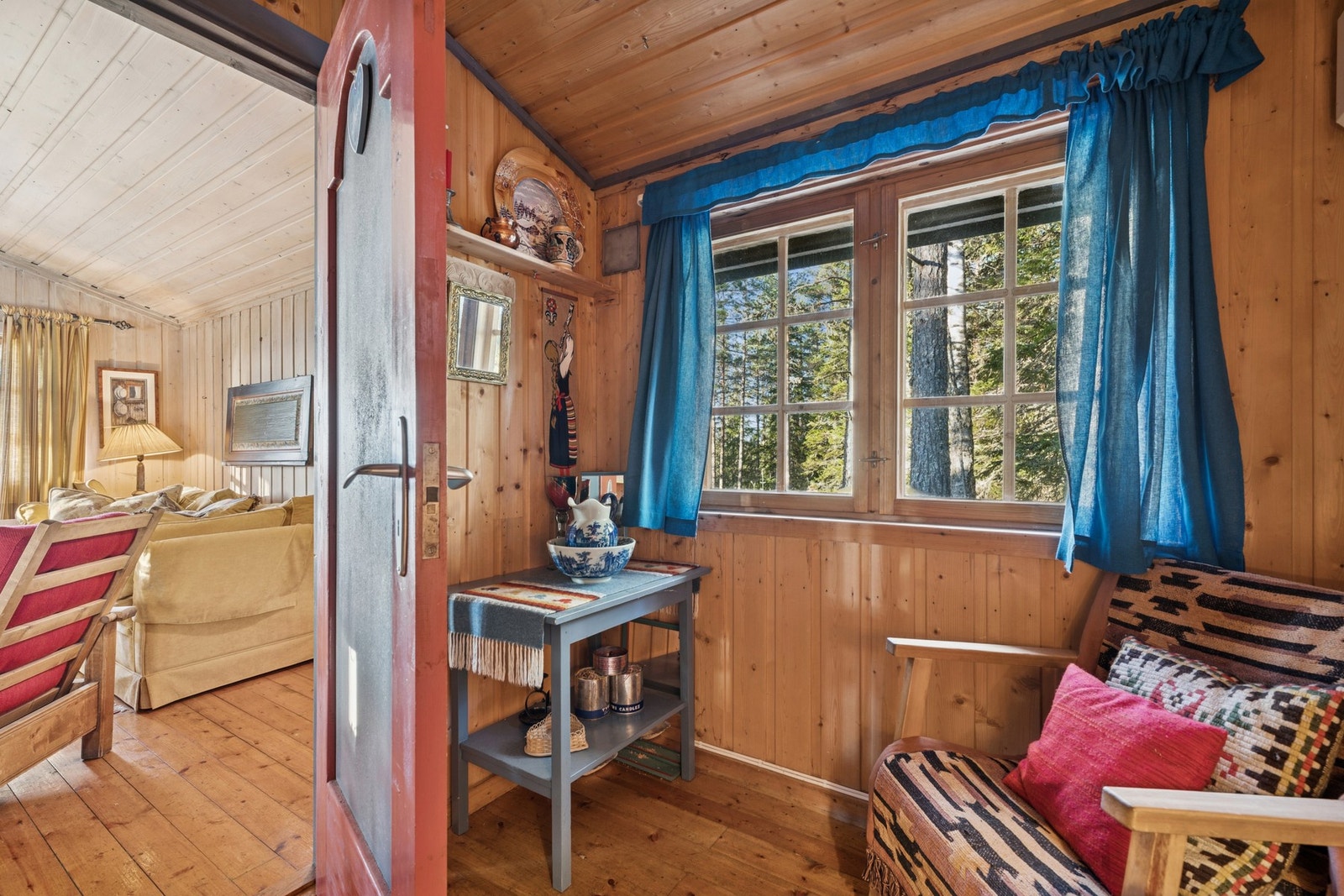 Hytten har 4 soverom - et soverom har inngang fra stuen. Galleribilde