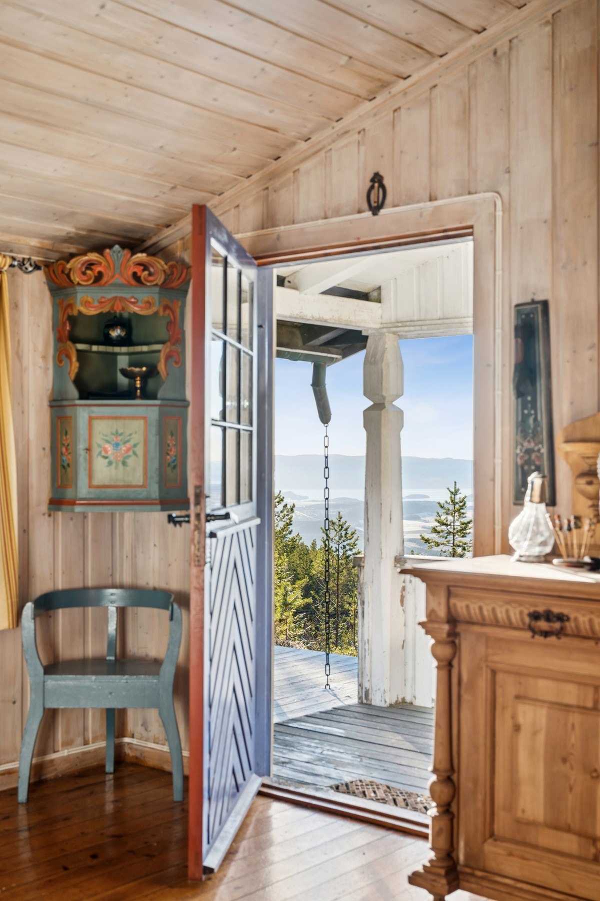 Utgang til stor terrasse fra stuen. Galleribilde