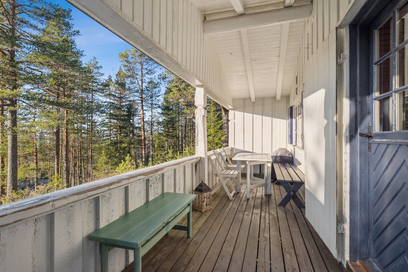 Lun og fin del av terrassen. Galleribilde