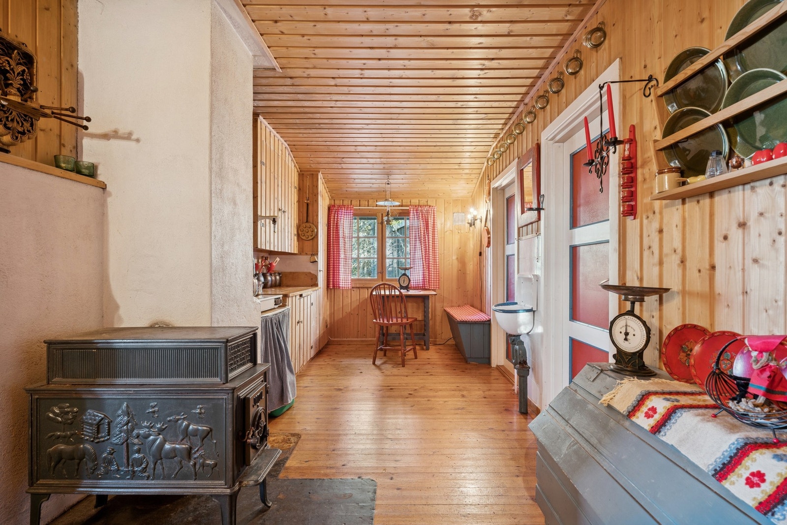 Praktisk og sjarmerende kjøkken med hyggelig hyttefølelse. Galleribilde