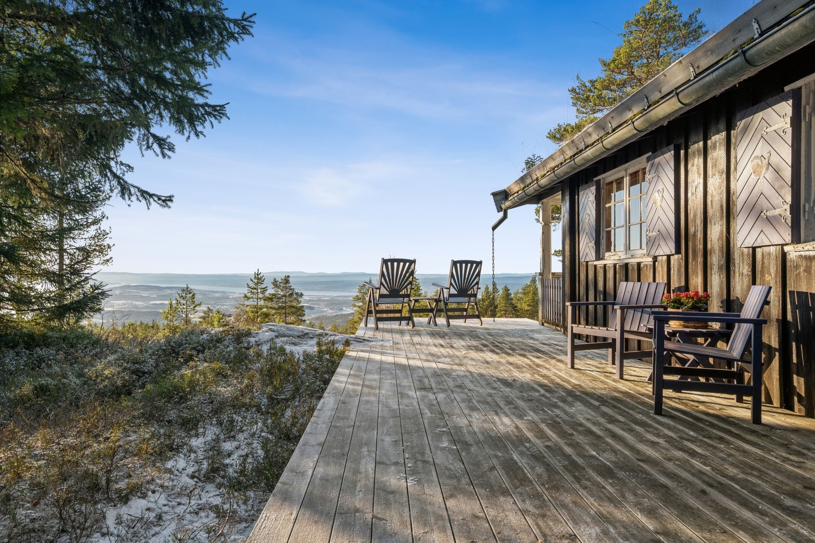 Videre har du en stor terrasse hvor hele familien kan boltre seg på. Nyt den fantastiske utsikten! Galleribilde