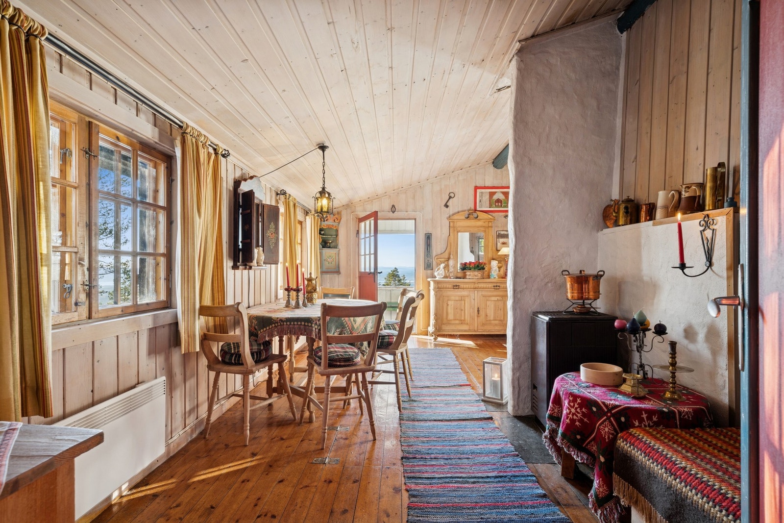 Stuen / spisestuen ligger i tilknytning kjøkkenet. Galleribilde