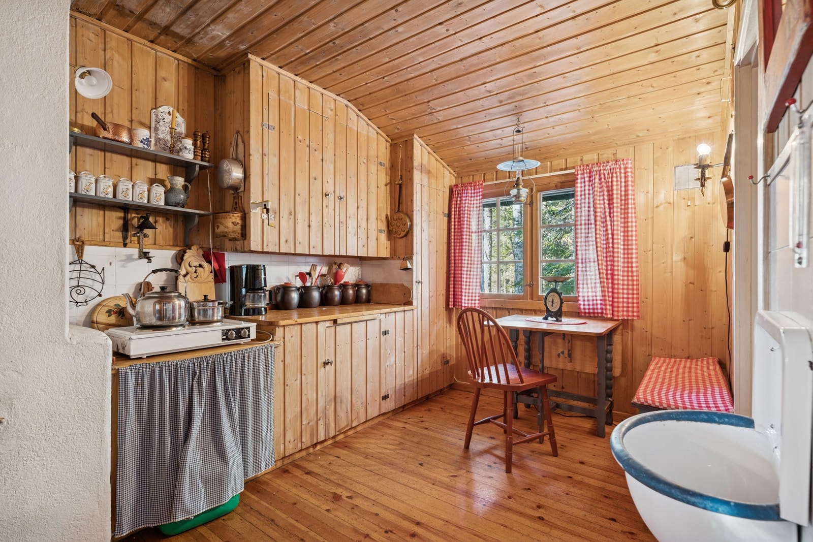 En enkel innredning som fungerer godt på hytta. Galleribilde