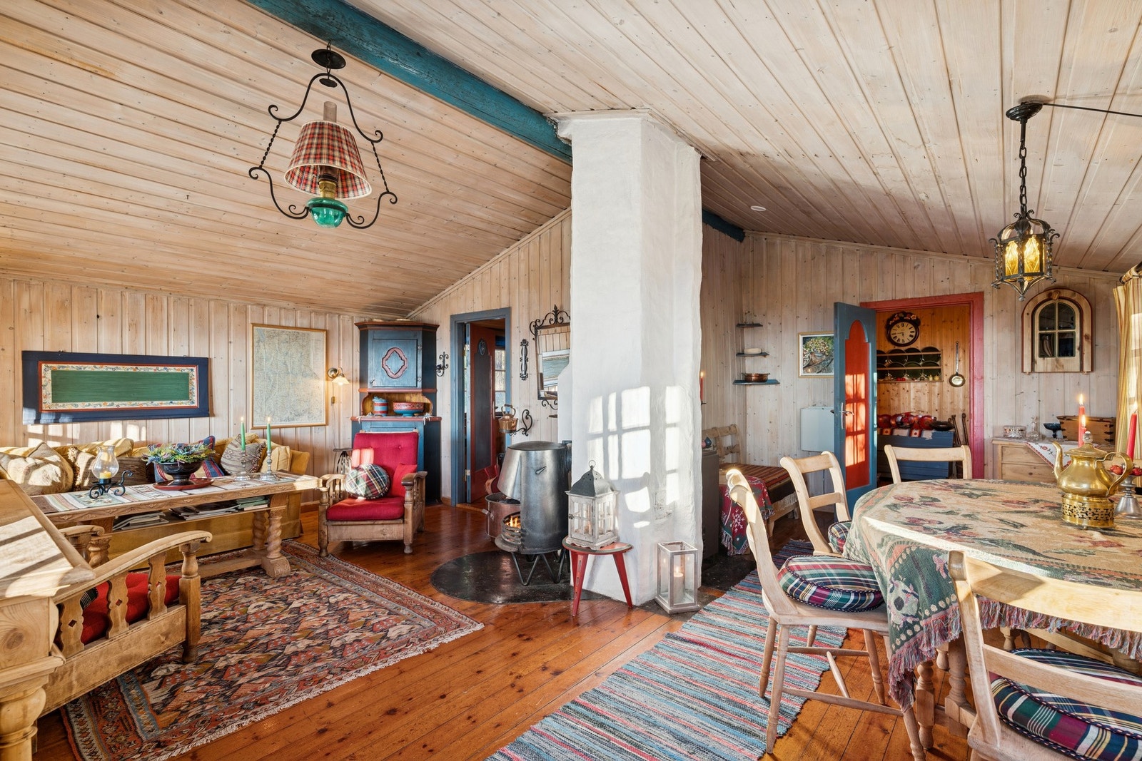 Familiens samlingspunkt - stuen er naturlig delt inn i soner. Galleribilde