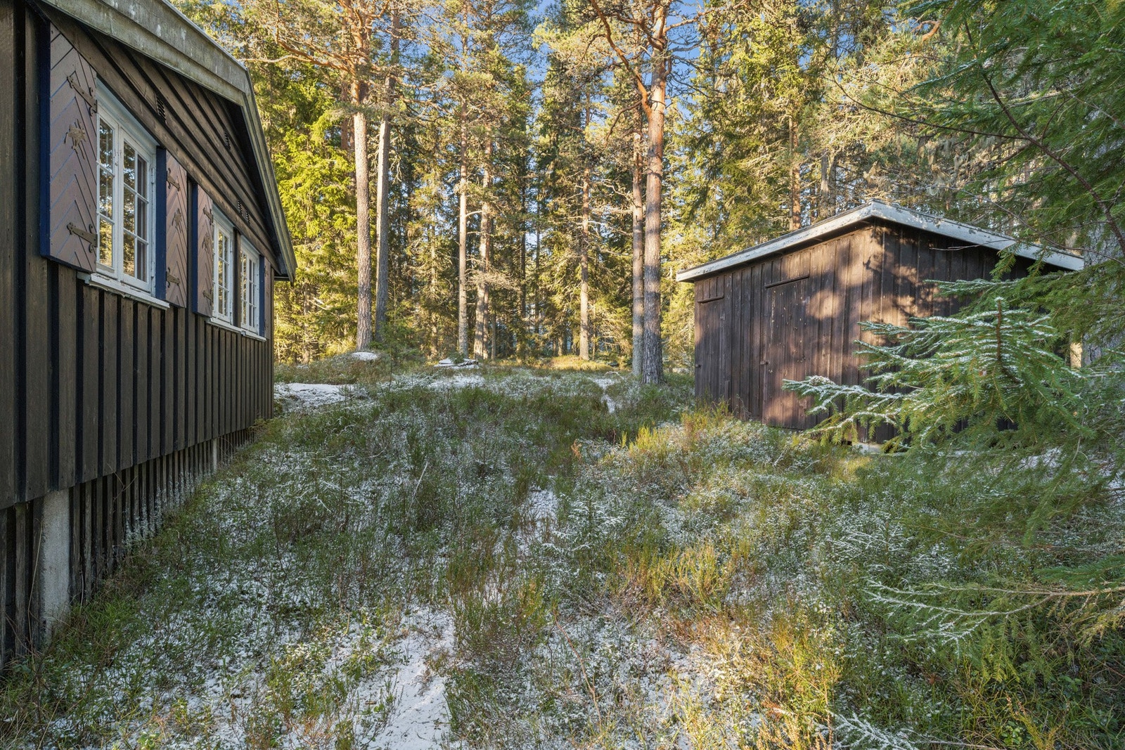 Utvendig finner du bod og utedo. Galleribilde