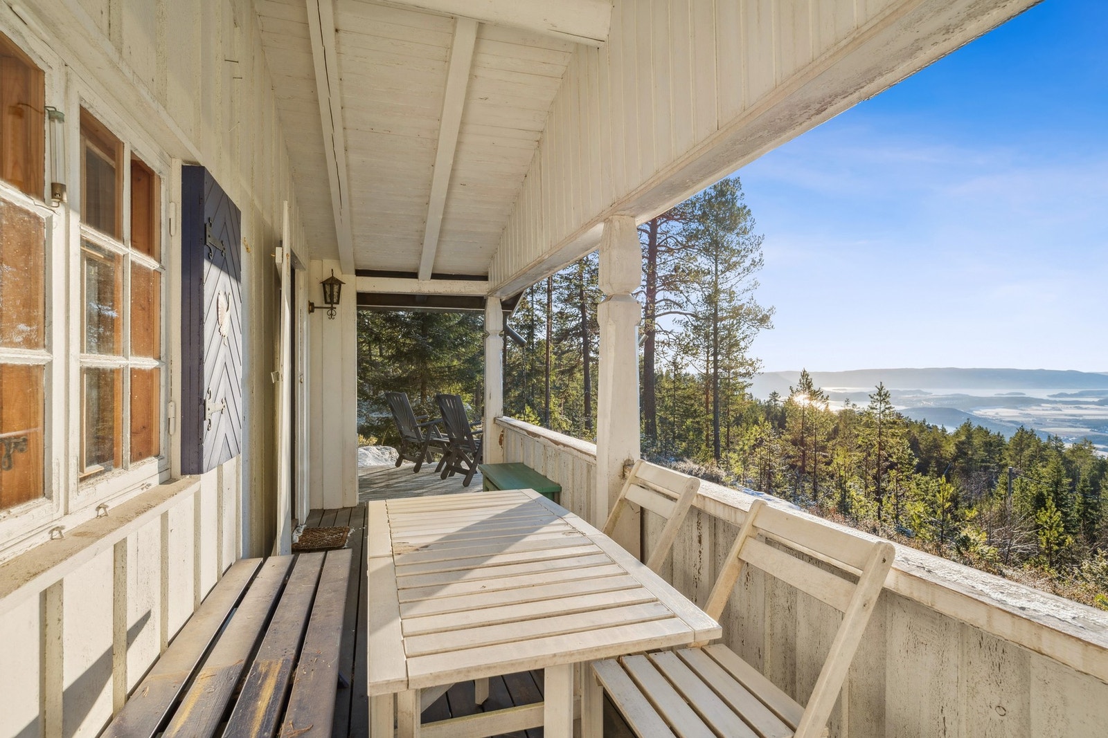 Du kommer ut på en overbygget del av terrassen. Galleribilde