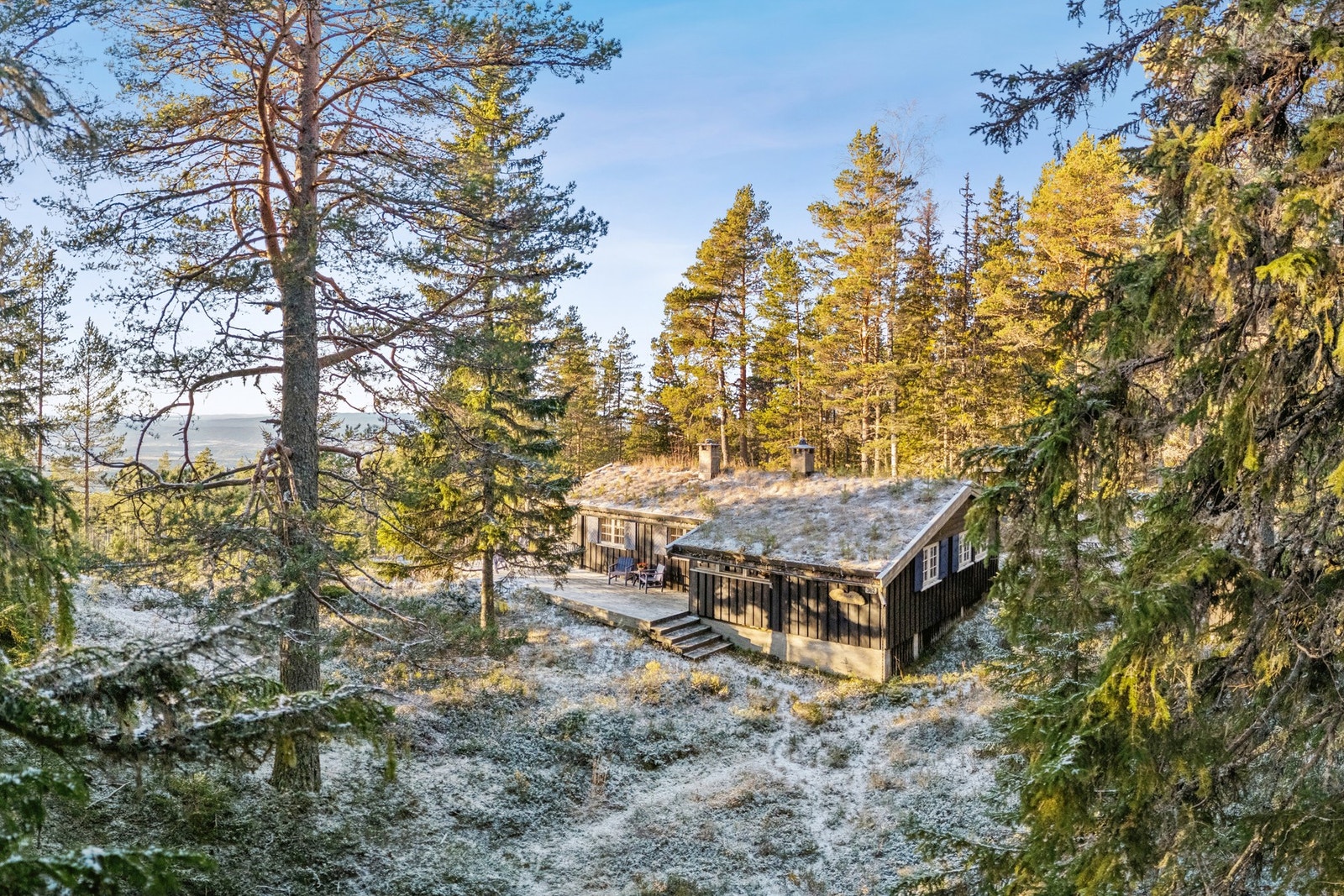 Sjarmerende hytte med klassisk uttrykk og naturskjønne omgivelser. Galleribilde