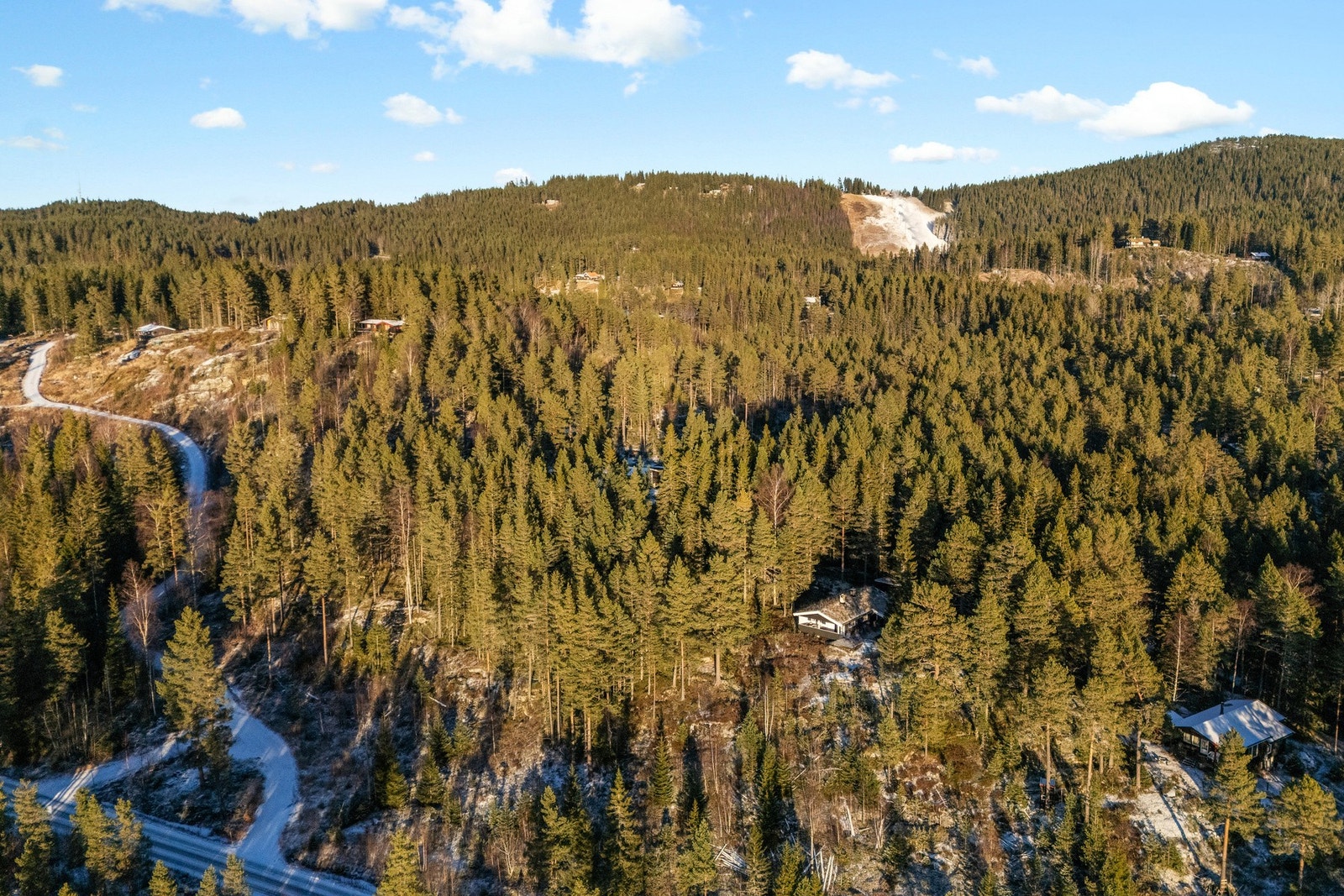 Oversiktsbilde som viser den flotte plasseringen av hytta! Galleribilde