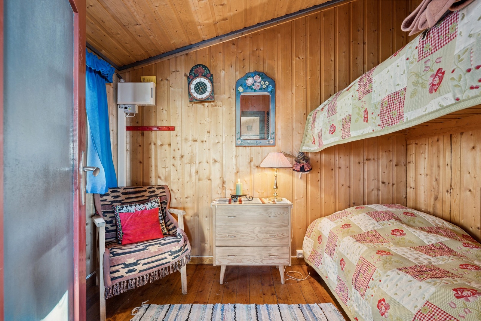 Rommet er innredet med to enkeltsenger (en i høyden). Galleribilde