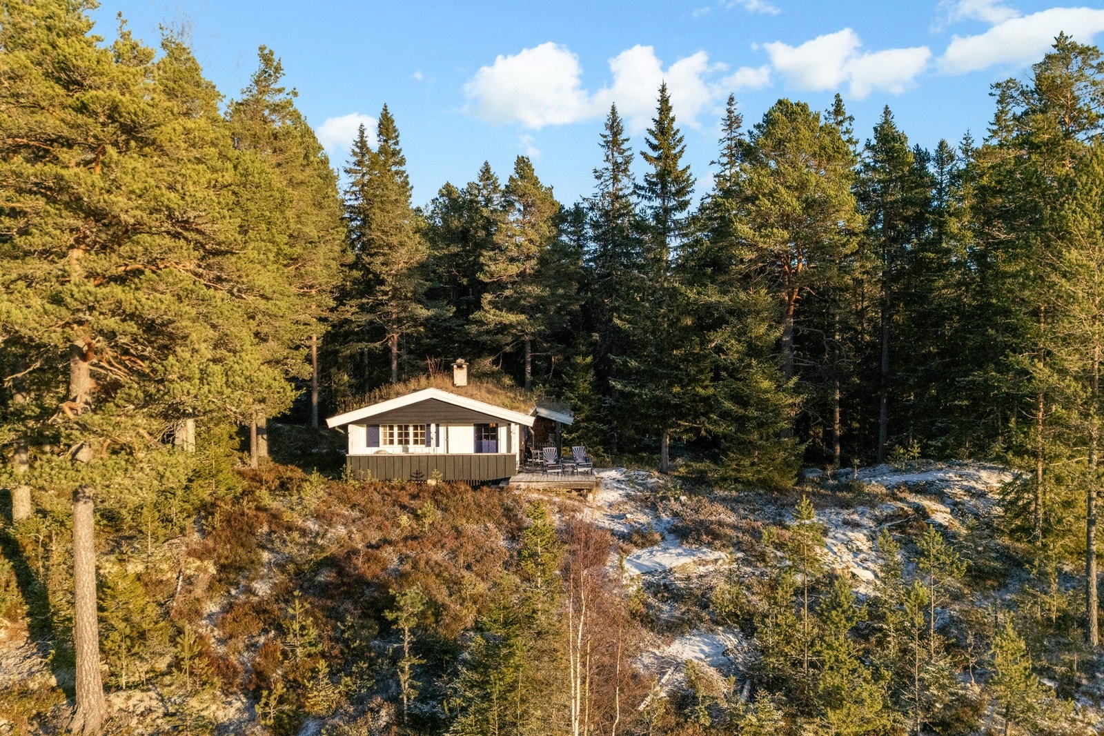 Et fristed omgitt av stillhet, skog og vakker natur. Galleribilde