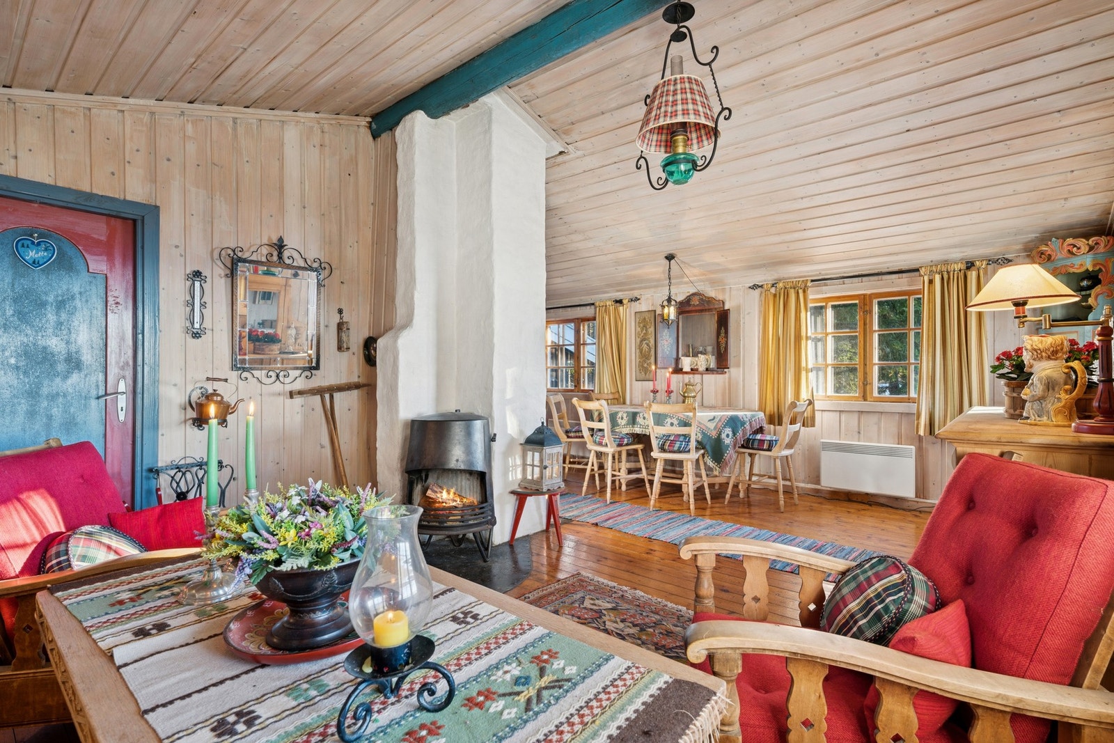 Hyggelig samlingspunkt med hyttepreg og god atmosfære. Galleribilde