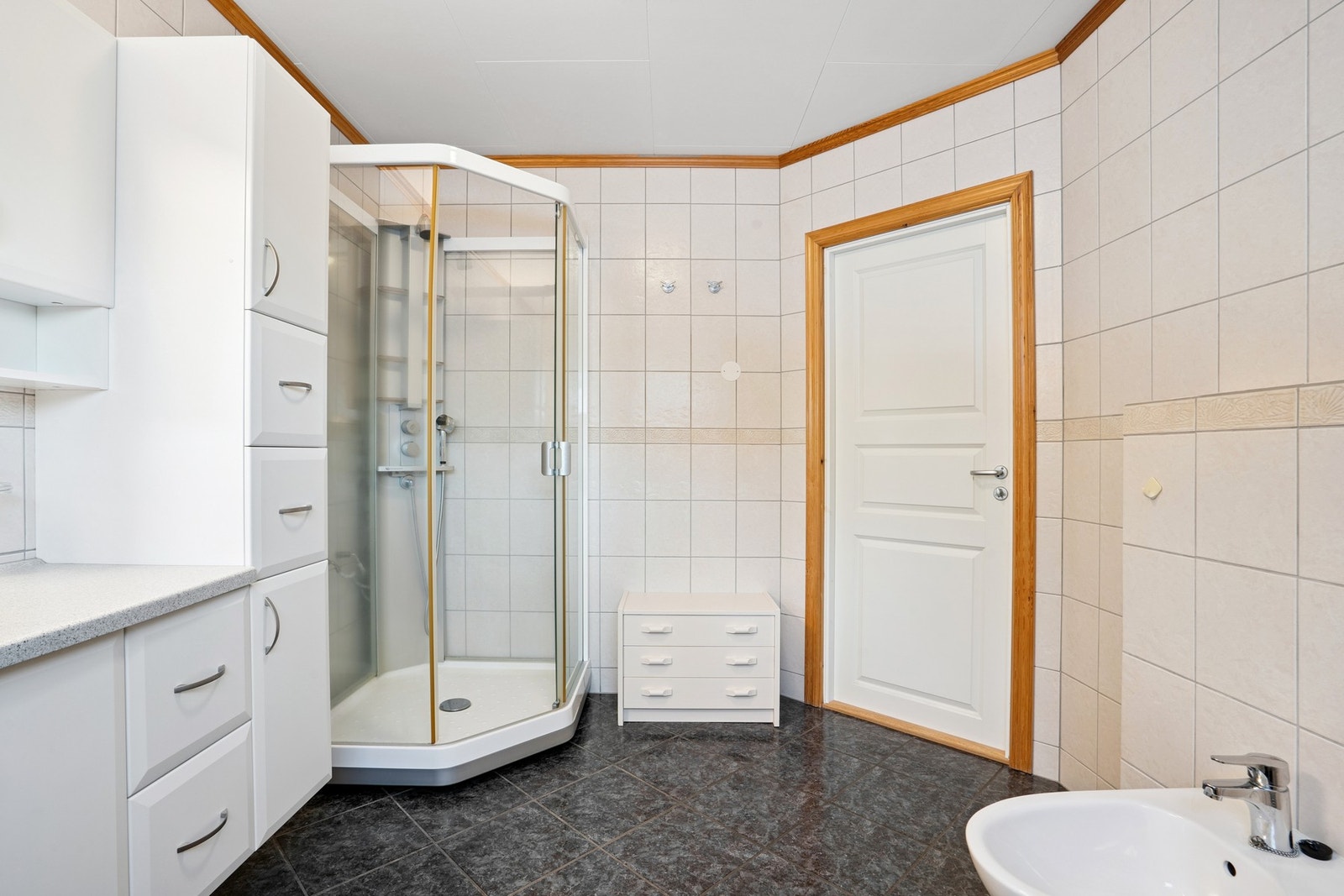 Badet er utstyrt med termostatstyrte varmekabler. Galleribilde