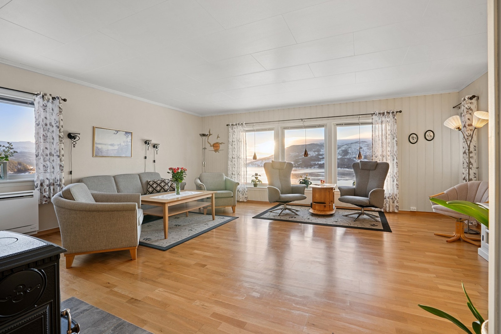 I stuen er det god plass til flere sittegrupper. Galleribilde