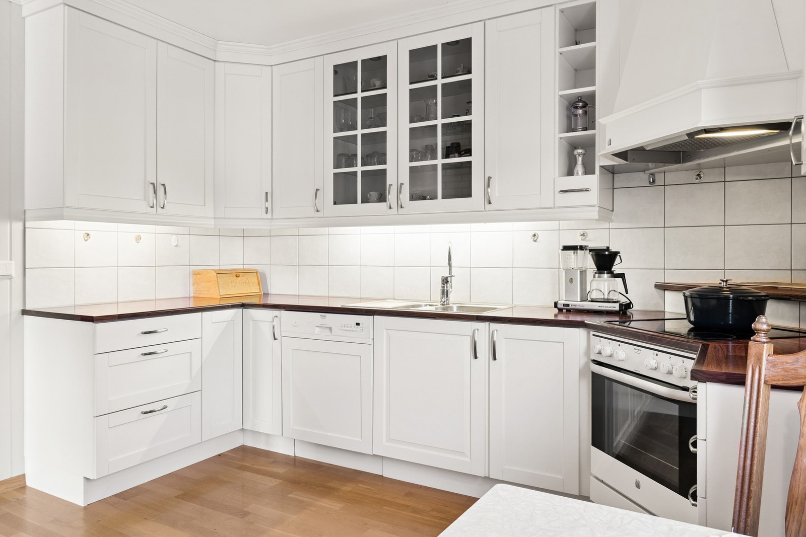 Det er integrert oppvaskmaskin, platetopp og stekeovn. Galleribilde