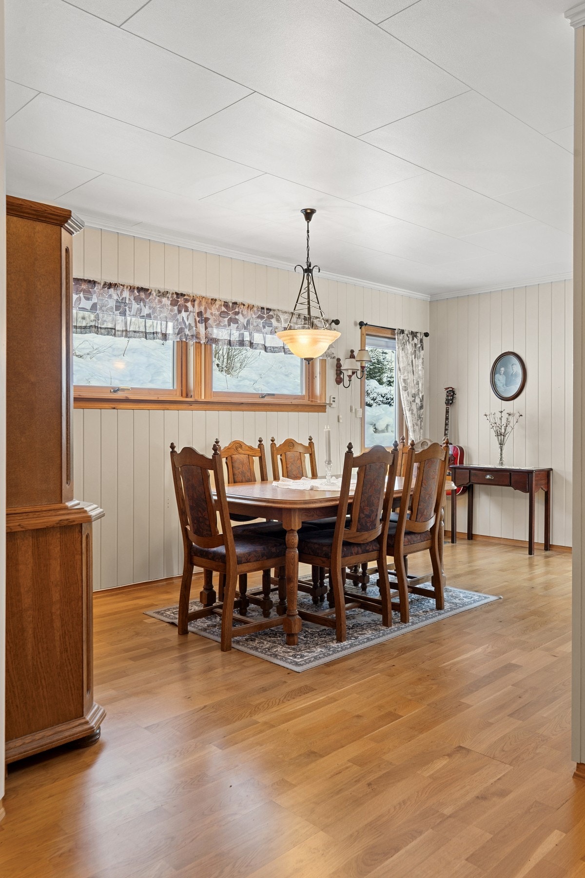 Romslig spisegruppe med plass til hele familien. Galleribilde