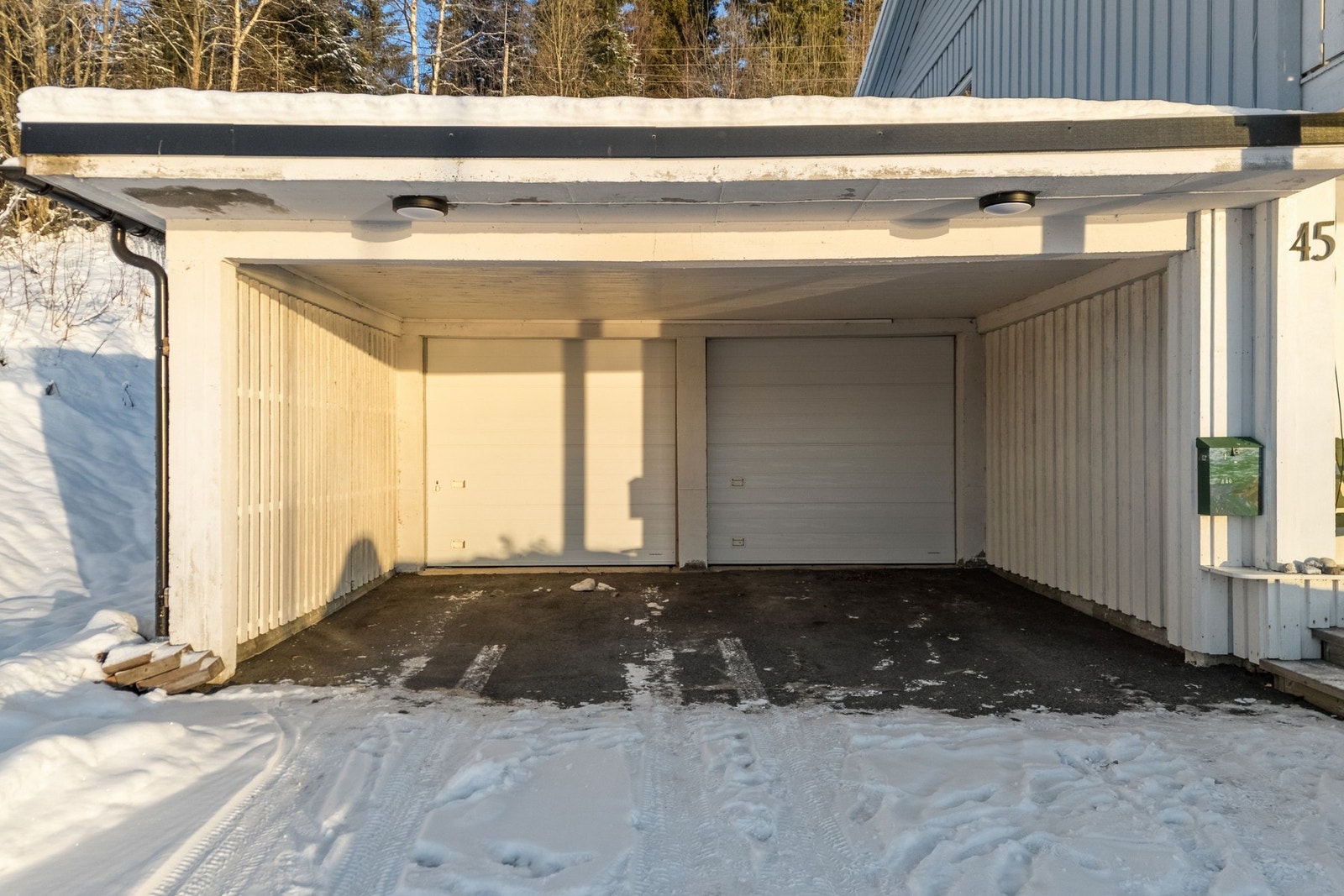 Dobbelgarasje med carport i front. Galleribilde