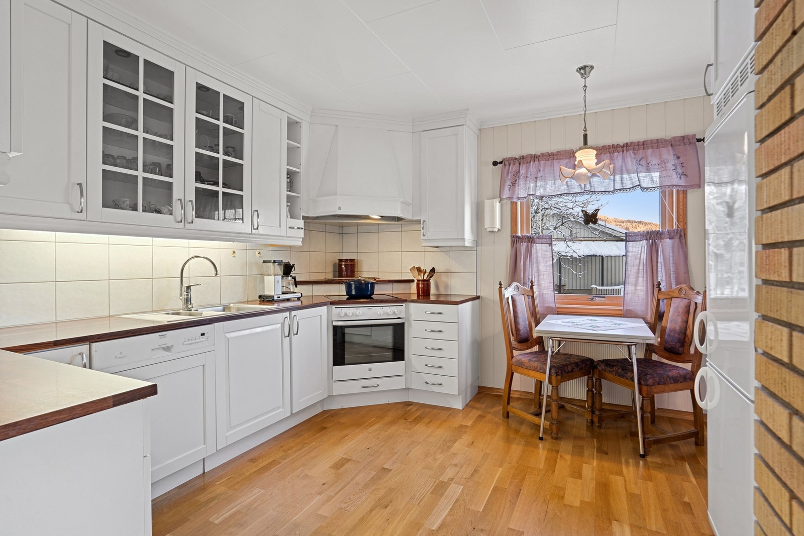 Kjøkkenet har rikelig med skap- og benkeplass. Galleribilde