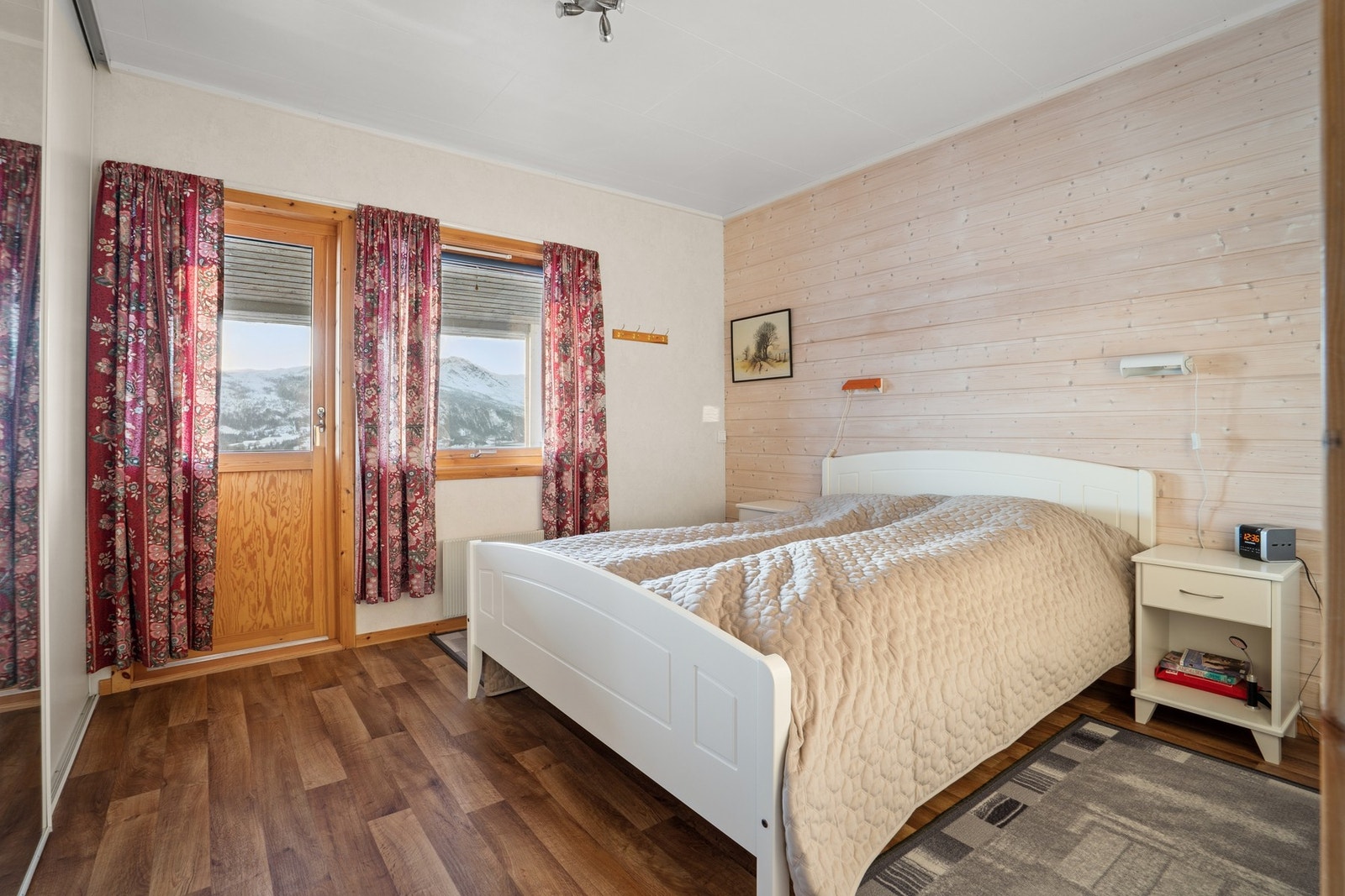 Soverom med god plass til dobbeltseng og nødvendige møblementer. Galleribilde