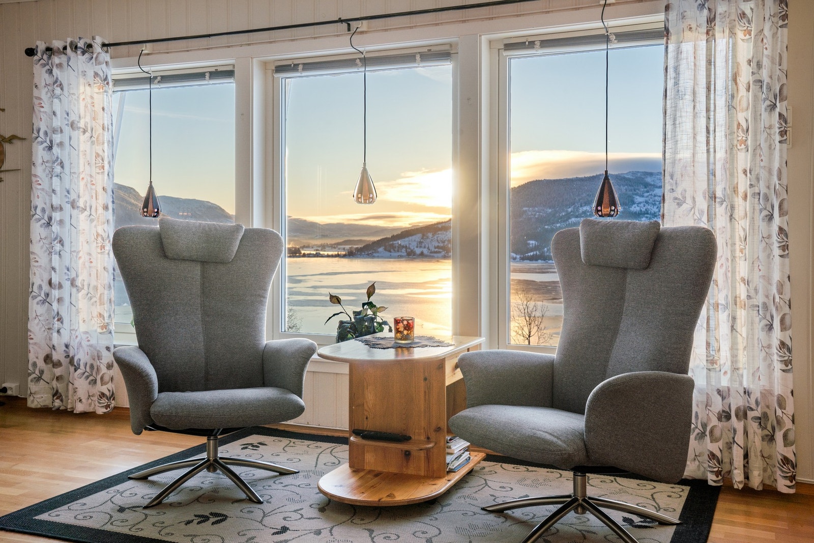 Store vinduer som slipper inn rikelig med dagslys og gir fantastisk utsikt. Galleribilde