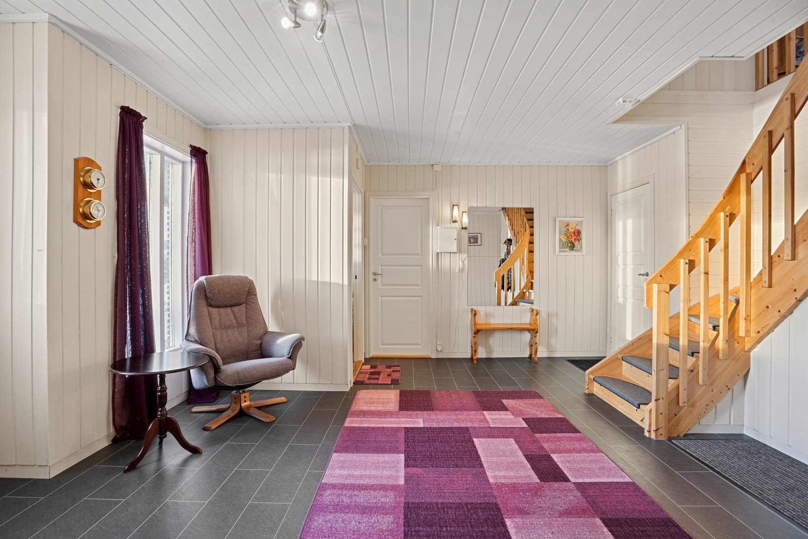 Romslig og innbydende entre. Galleribilde