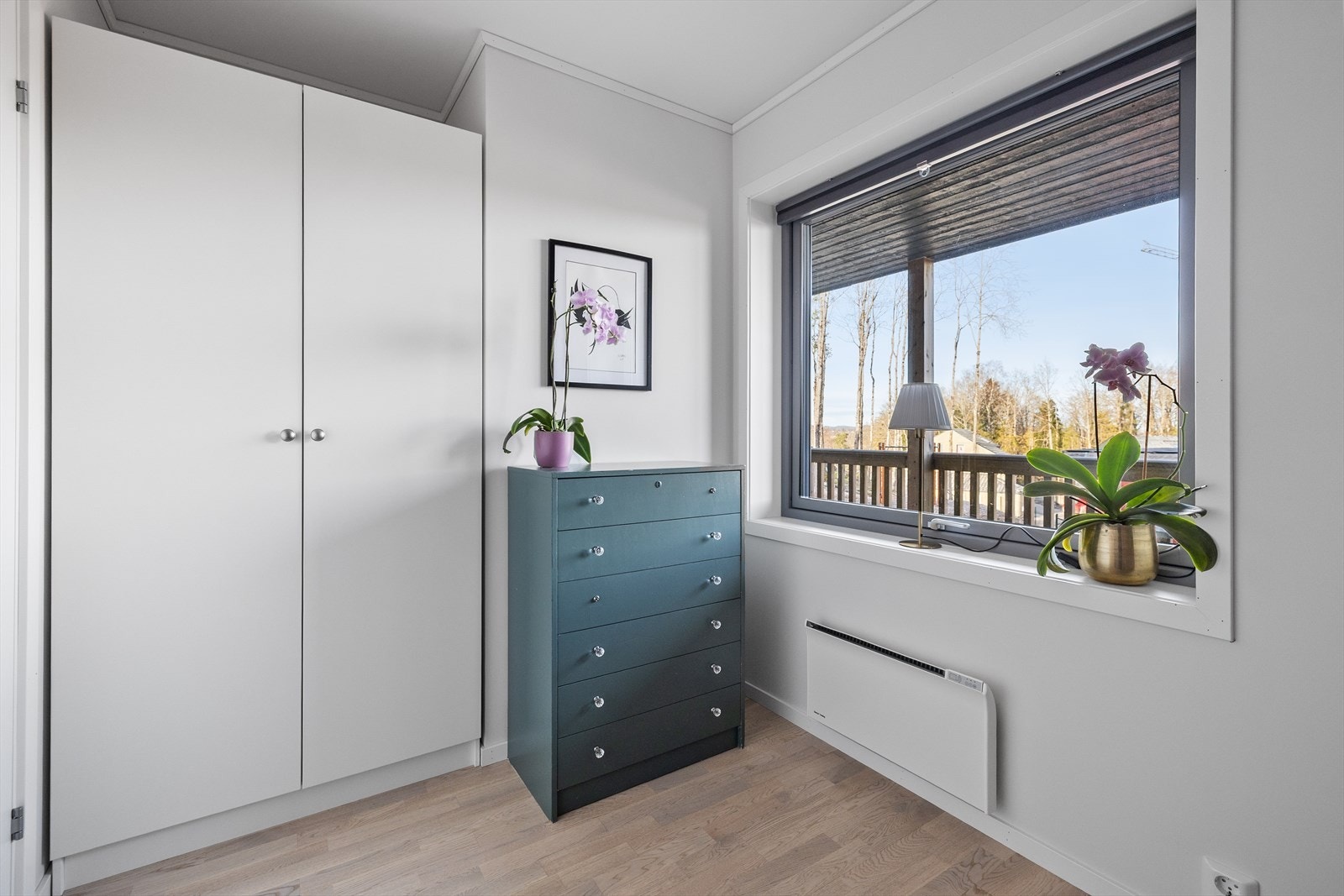 Soverom 2 er lyst og luftig med fine oppbevaringsmuligheter. Galleribilde