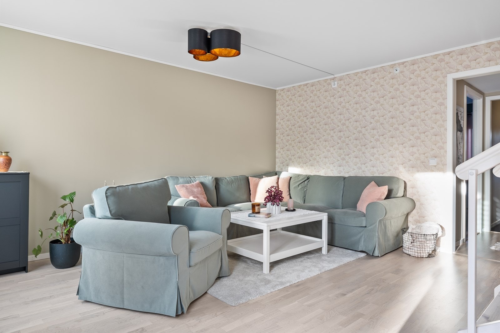 Stuen er lys og romslig i et tidsriktig fargevalg. Galleribilde