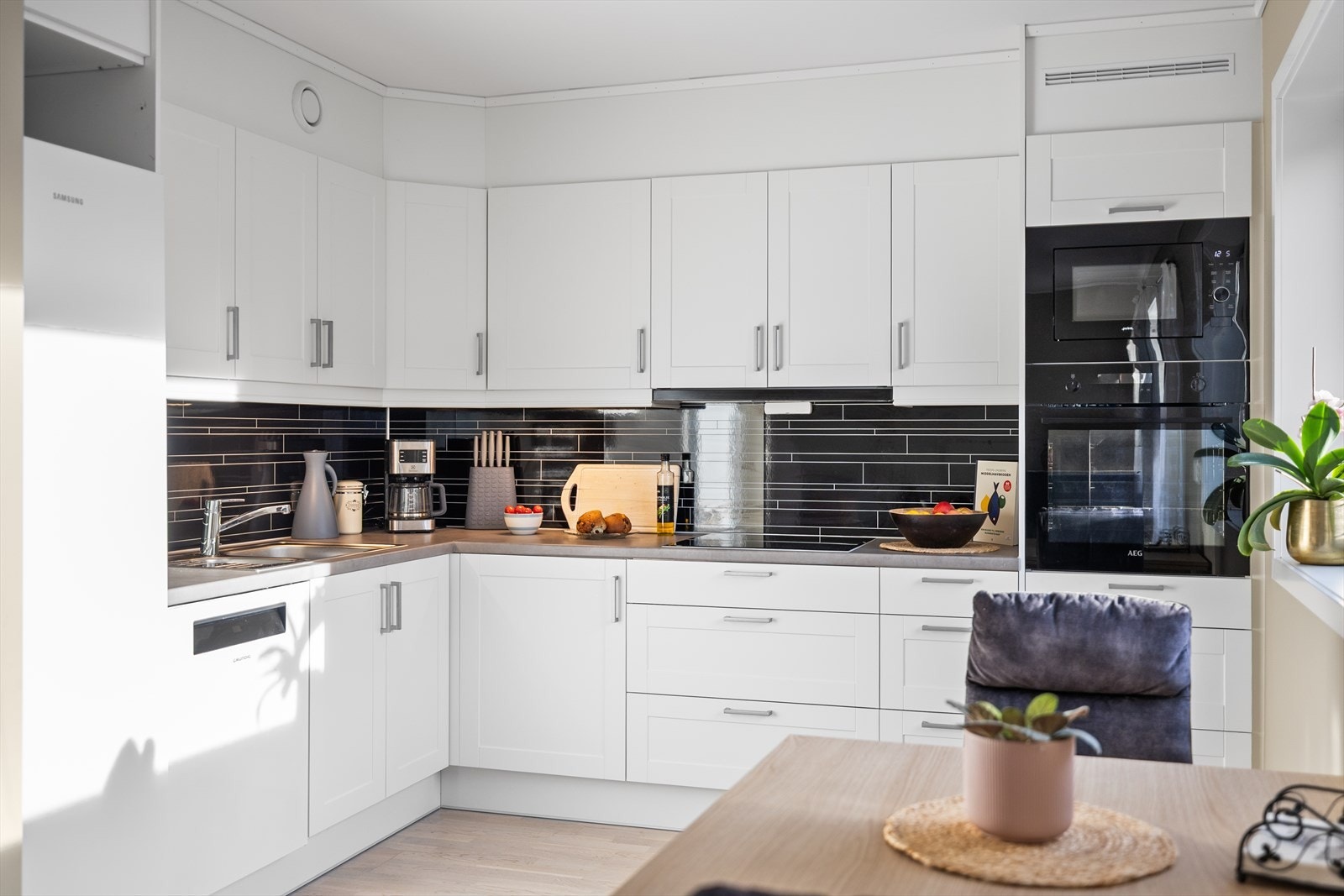 Delikat, nytt og stilrent kjøkken. Galleribilde