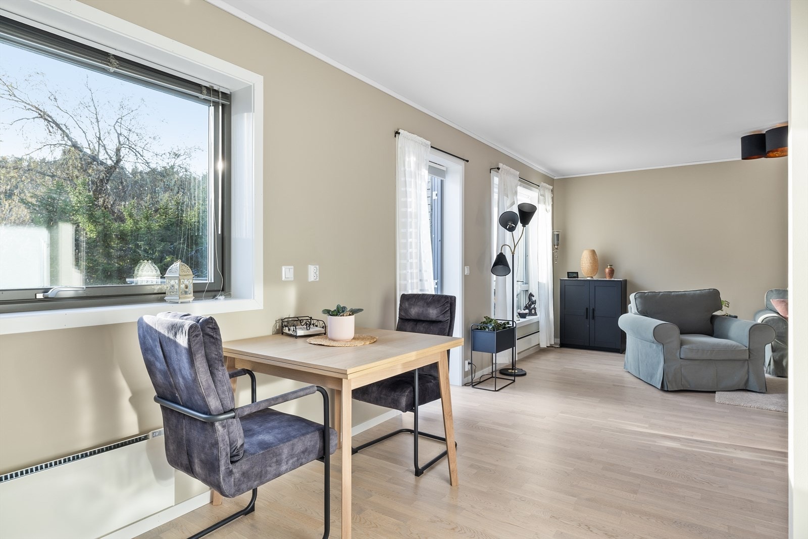 På varme sommerdager blir det naturlig å åpne verandadøren, så blir hele stuen forlenget med den herlige uteplassen. Galleribilde