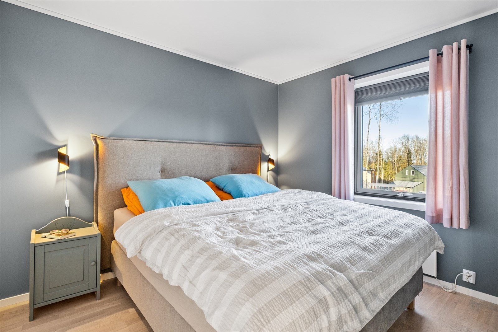Hovedsoverommet er romslig med god plass til dobbeltseng, nattbord på hver side og øvrig møblement. Galleribilde