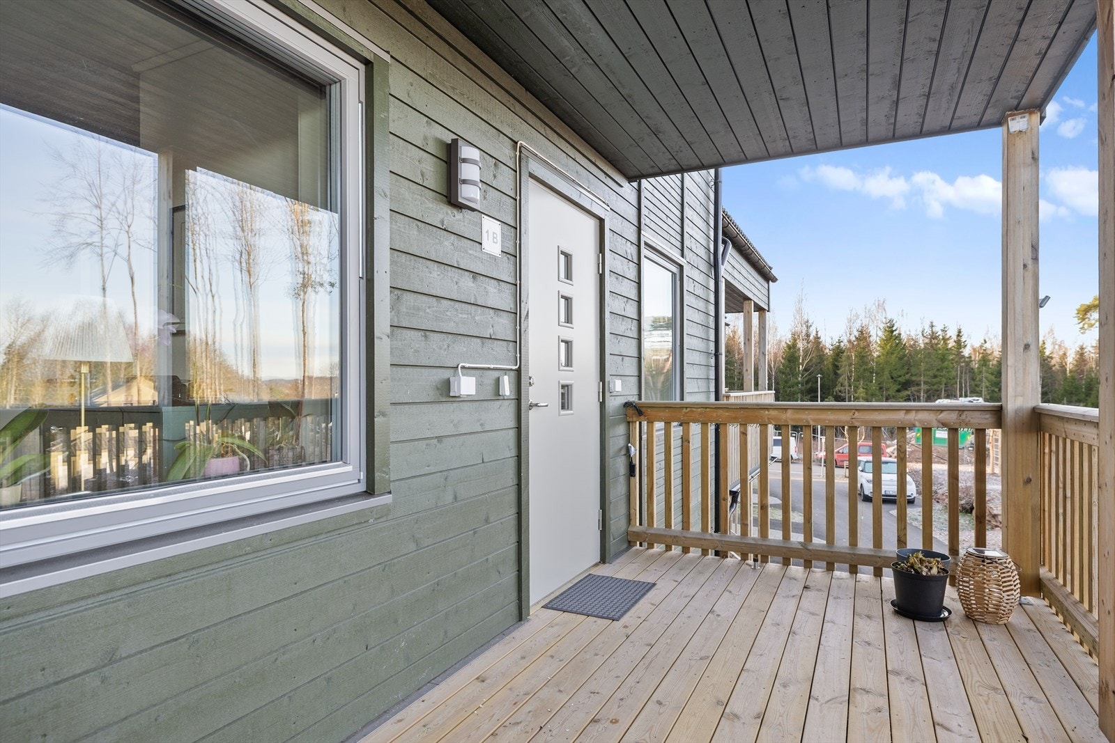 Hyggelig inngangsparti som er overbygget - perfekt for høst- eller vinterdager. Galleribilde