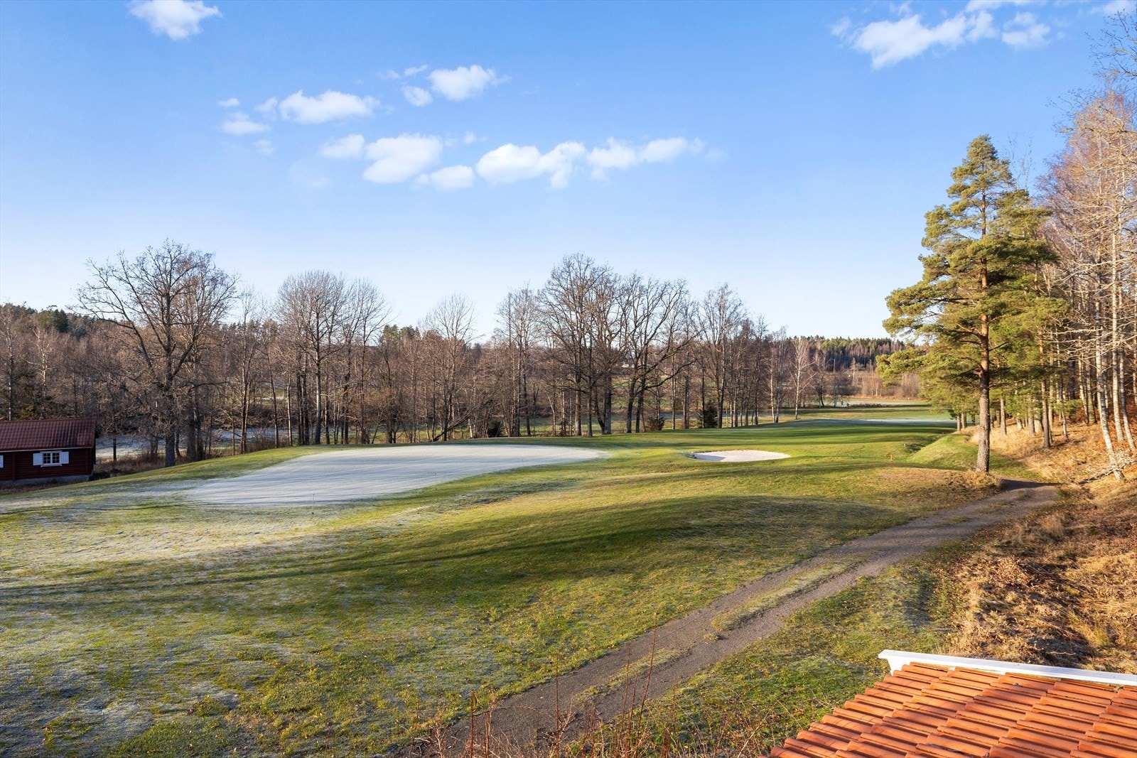 Her bor du i et rolig, trygt og naturskjønt nabolag med kort vei til både sjøen, marka og flere servicetilbud. Galleribilde