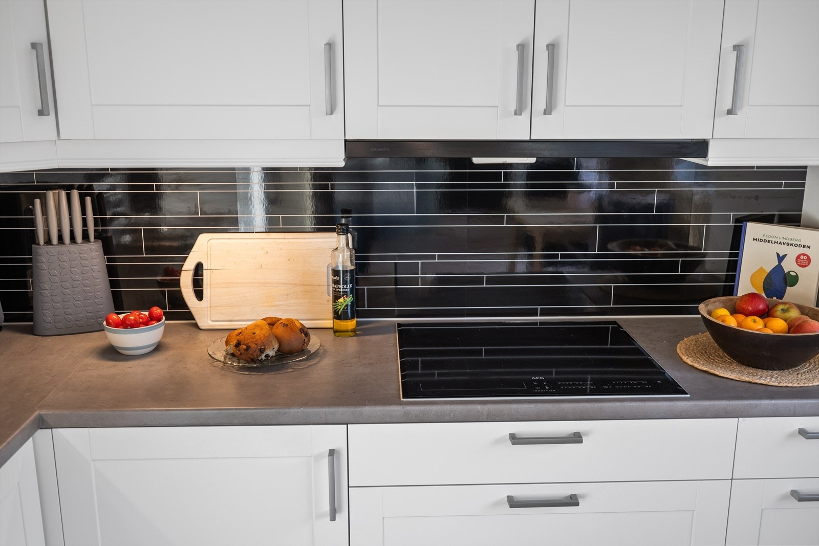 Det er dekorative kjøkkenplater mellom benken og overskapene. Galleribilde