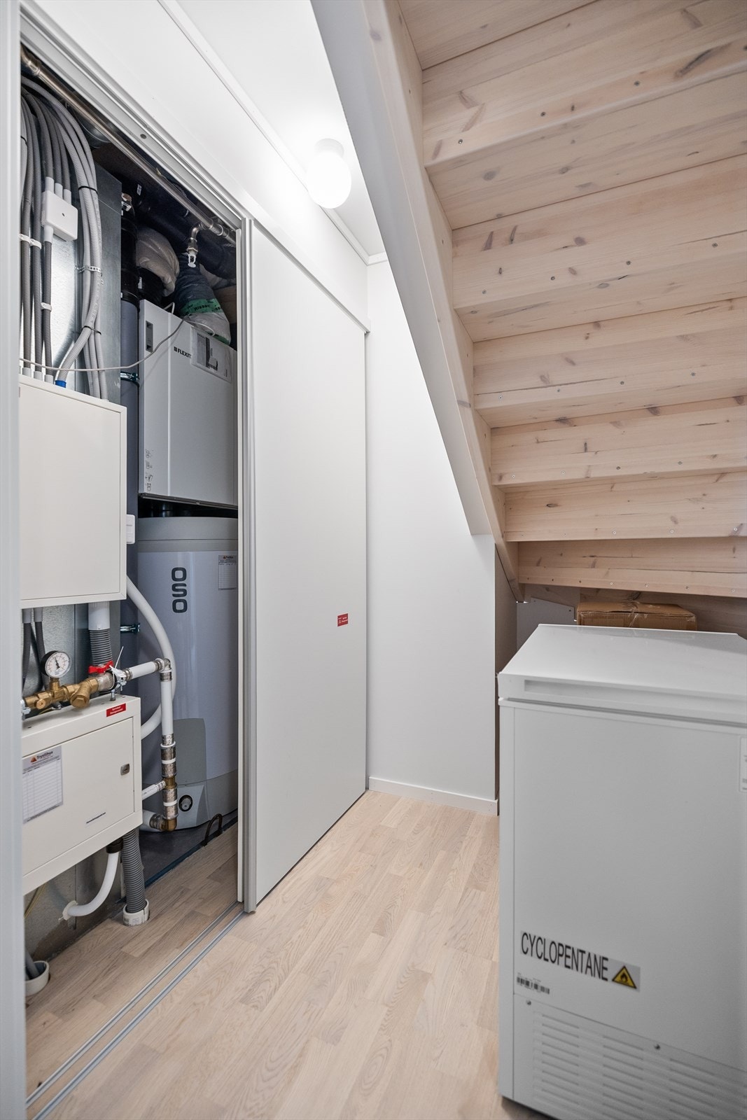 Praktisk teknisk rom/bod som er plassert under trappen. Galleribilde