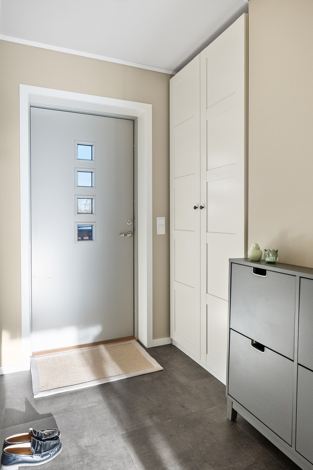 Når du kommer inn i boligen, er det første du møter en trivelig entré med praktisk garderobeskap og gulvvarme. Galleribilde