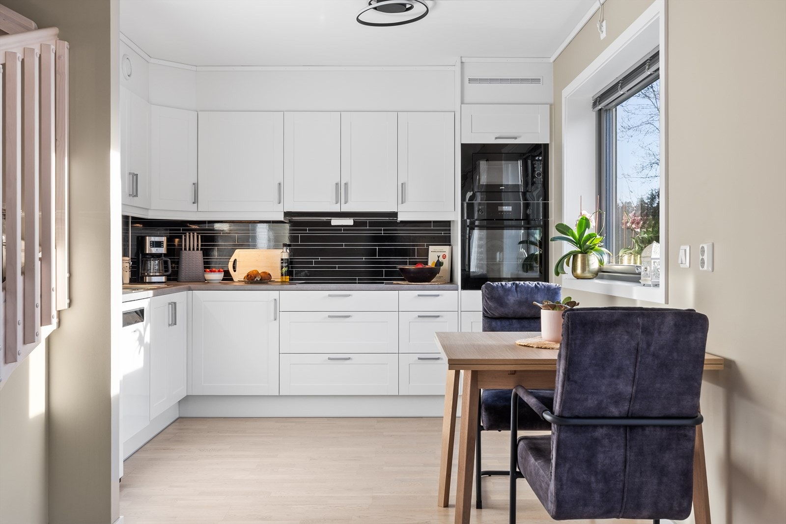 Det er godt med skap- og benkeplass på kjøkkenet for matlaging og oppbevaring. Galleribilde