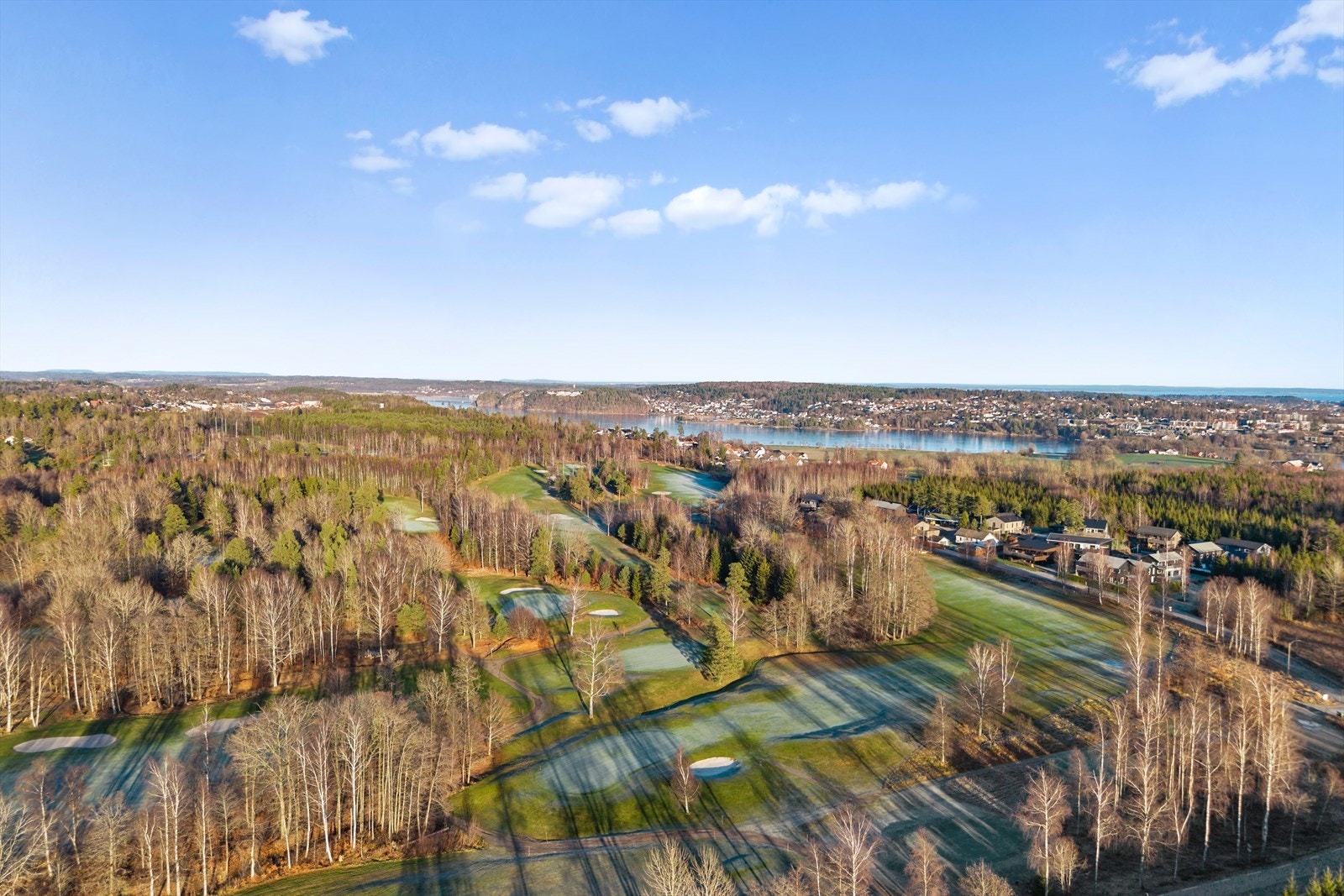 Sommerstid er Melsomvik et lite paradis - her kan du nyte solfylte dager på stranden, ta deg et bad fra svabergene eller dra ut på båttur i den vakre skjærgården. Galleribilde