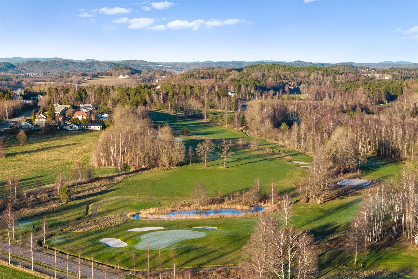 Området er kjent for sitt gode bomiljø, med hyggelige naboer og en lun atmosfære som passer både barnefamilier, par og godt voksne som ønsker et fredelig sted å bo. Galleribilde