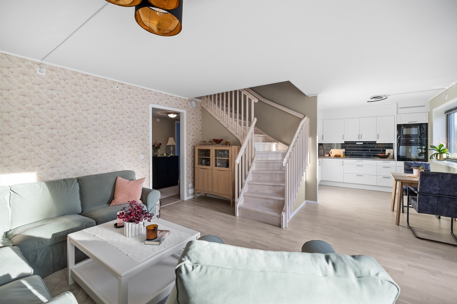 Dette er en bolig som passer perfekt både for den lille barnefamilien og det voksne paret som ønsker god plass. Galleribilde