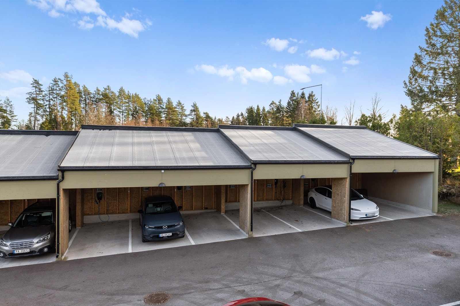 Carport med el-bil lader blir og disponert av leiligheten. Galleribilde