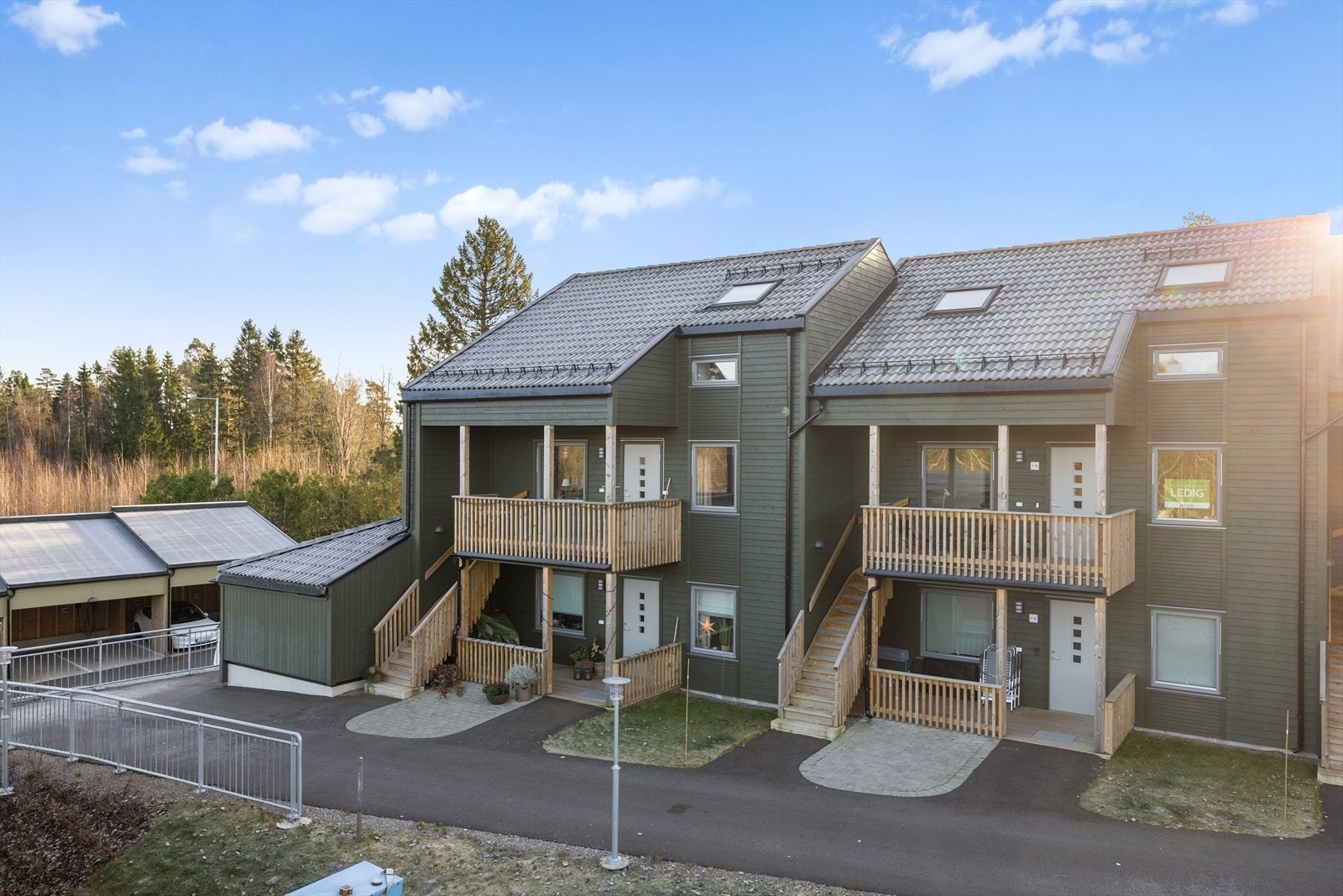 Sameiets tun er pent opparbeidet og gir en fin ramme rundt bomiljøet. Galleribilde