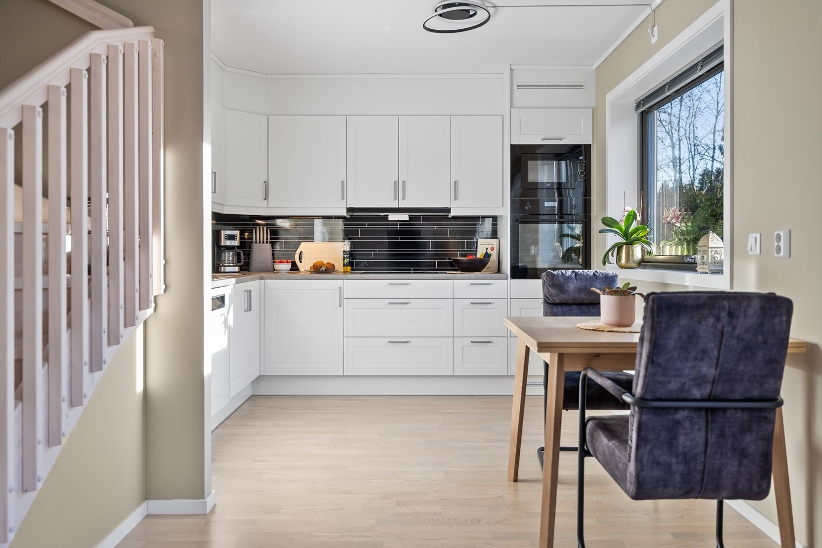 Stuen har en åpen løsning mot kjøkkenet som er perfekt for sosiale sammenkomster. Galleribilde