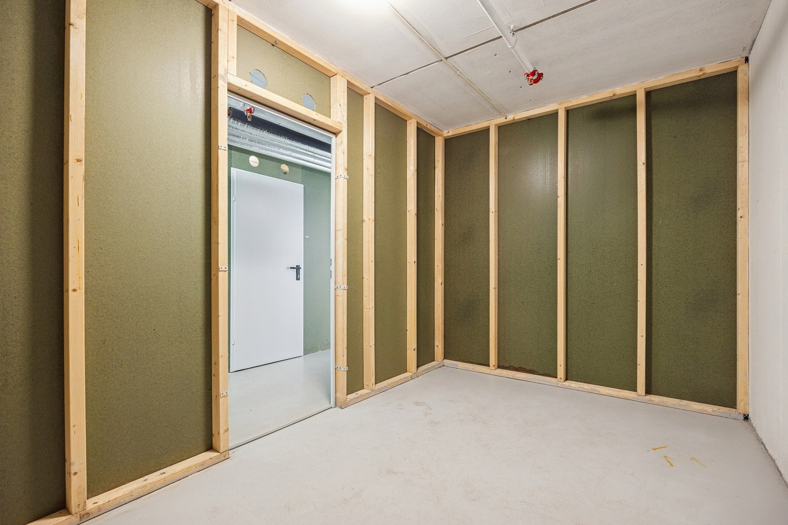 Det følger en romslig bod på ca. 9 m². Boden gir svært gode oppbevaringsmuligheter for sesongutstyr, sportseffekter og øvrige eiendeler. Galleribilde