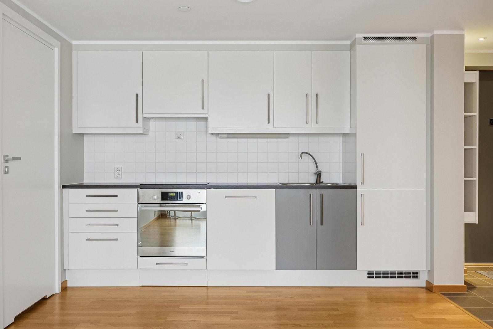 Mellom benk og overskap er det lagt fliser, som gir et pent uttrykk og en praktisk arbeidsflate. Galleribilde