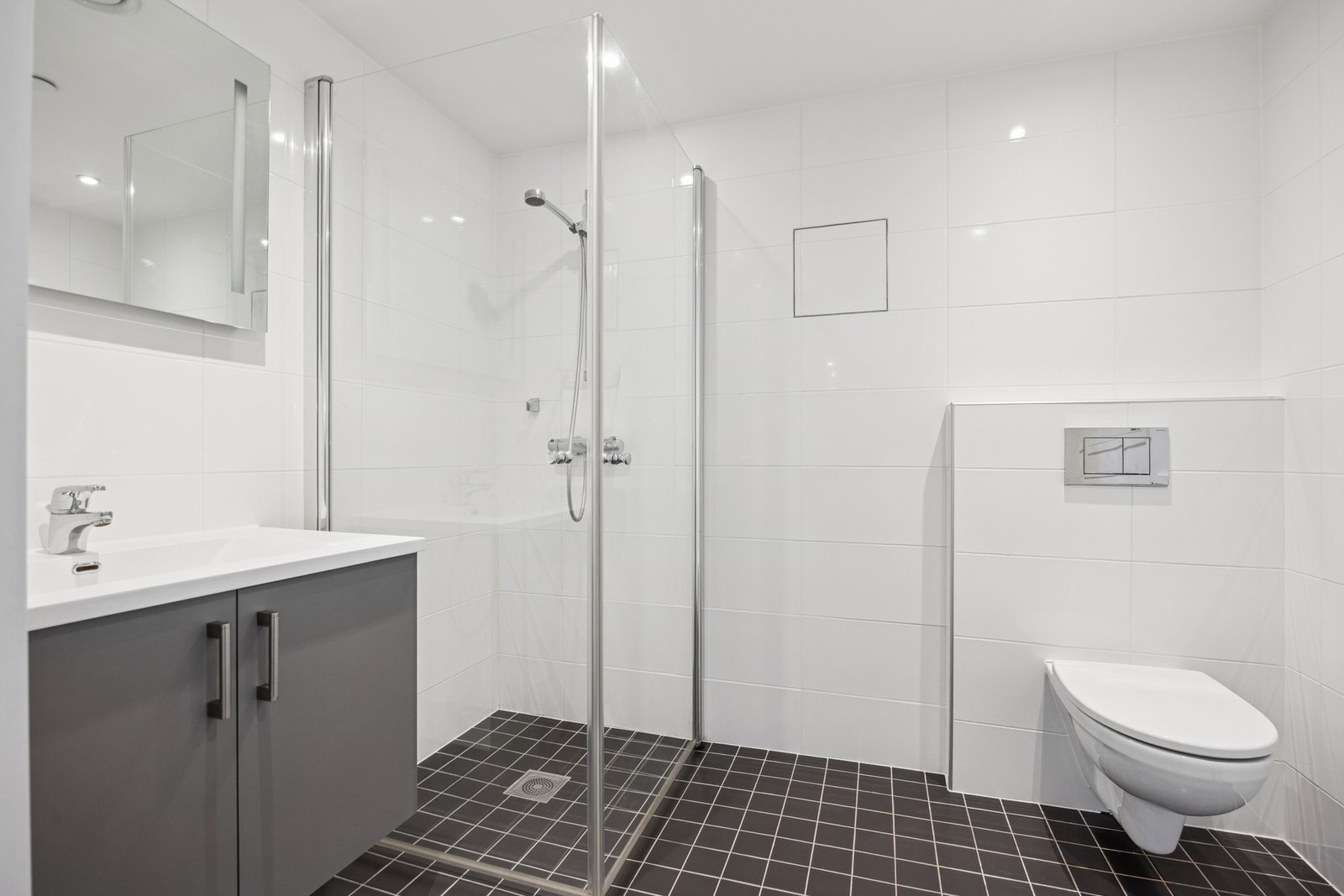 Her finner man flislagt gulv med varme, flislagte vegger og malt himling. Galleribilde