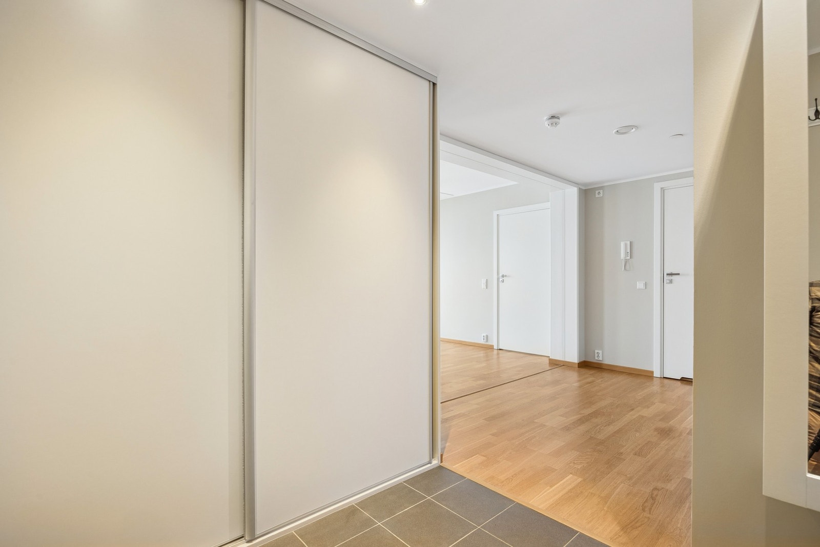 Rommet har lyse, malte flater og en praktisk skyvedørsgarderobe som gir svært gode oppbevaringsmuligheter for yttertøy og sko. Galleribilde
