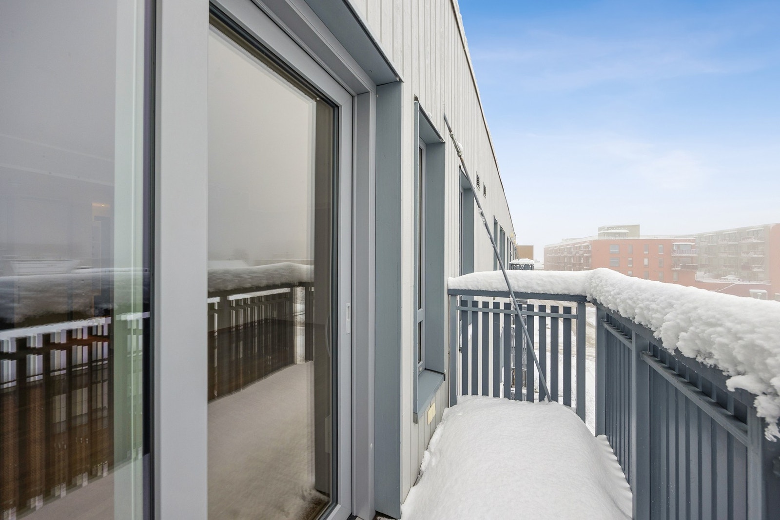 Her får du en lun og praktisk uteplass som passer perfekt for en kaffepause eller små møbler. Galleribilde